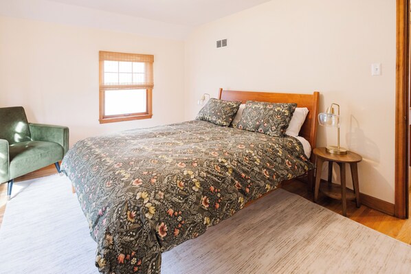 5 bedrooms, iron/ironing board, WiFi, bed sheets