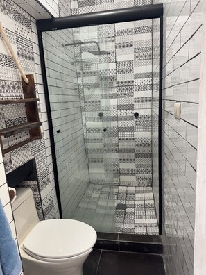 Serviettes fournies, savon, papier toilette