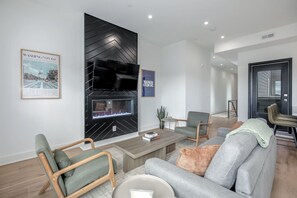 Smart TV, fireplace