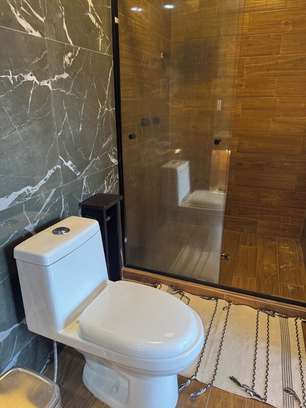 Pyyhkeet, saippua, vessapaperi