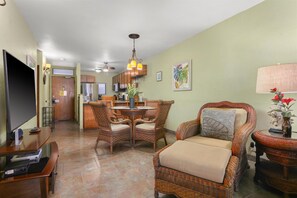 Living area - One of Kona’s Best Oceanfront Escapes – Surf, Sunsets & Beautifully Renewed (Kailua-Kona)
