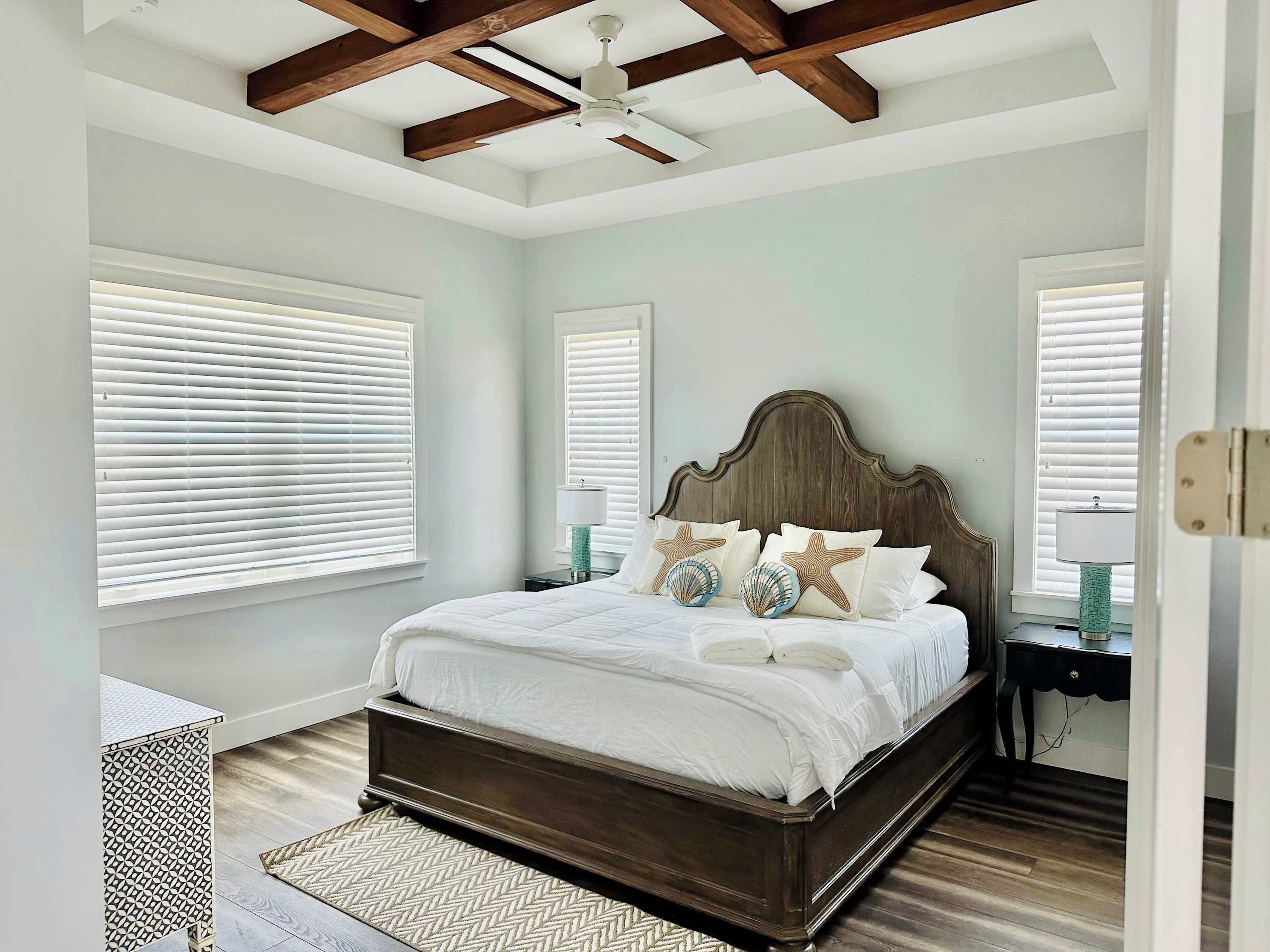 4 habitaciones, tabla de planchar con plancha, wifi y ropa de cama 