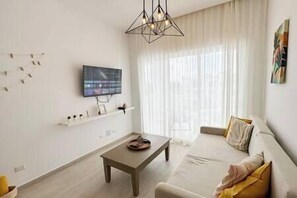 TV - Cozy and modern apartment with pool and golf view (Bávaro)
