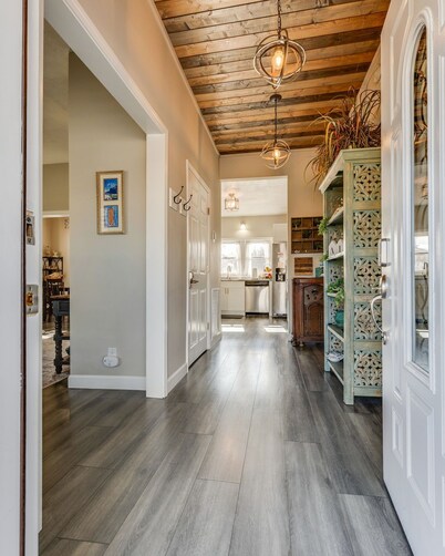 Soak & Stroll Downtown with Hot Tub, Fire Pit, & Porch. Dog Friendly Home