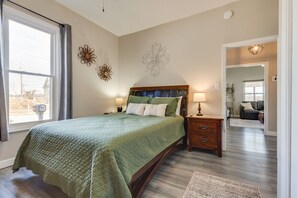 2 chambres, fer et planche à repasser, lit de bébé portatif