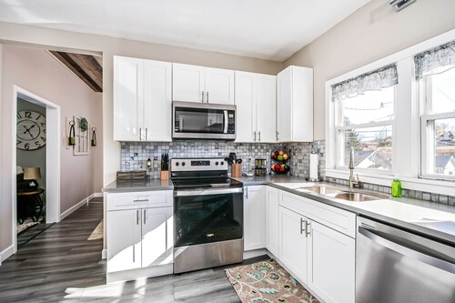 Soak n Stroll 2 State St, Hot Tub, FirePit, Dogs