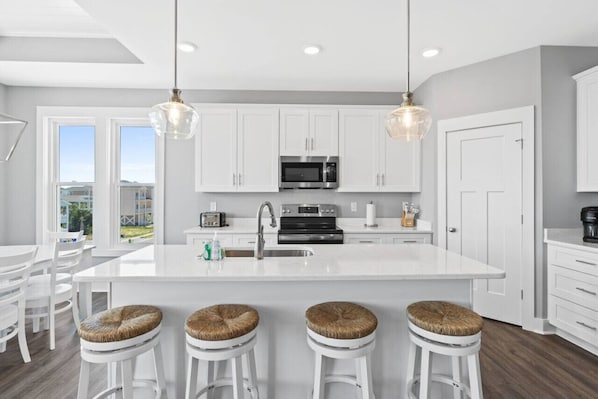 Køleskab, mikrobølgeovn, ovn, kogeplade