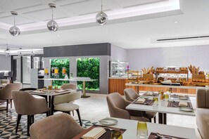 Daily cooked-to-order breakfast (JOD 18 per person)