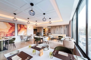 Petit déjeuner, déjeuner et dîner servis sur place