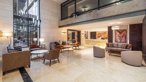 A spacious lobby with a high ceiling, large windows, and a mezzanine level. - Doubletree By Hilton Amman Hotel & Residences (Amman)