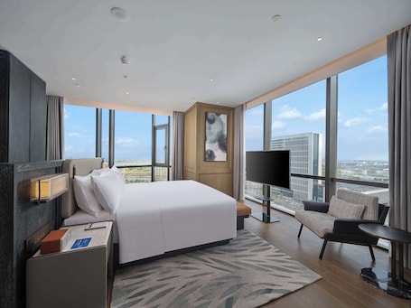 Deluxe Suite, 1 King Bed | Premium bedding, down comforters, pillowtop beds, minibar