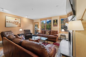 TV, fireplace - Walk to Ski Lifts in River Run Village, 6 Free Lift Tickets Included! (Keystone)