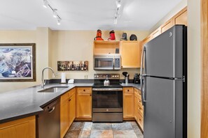 Kühlschrank, Mikrowelle, Ofen, Herdplatte