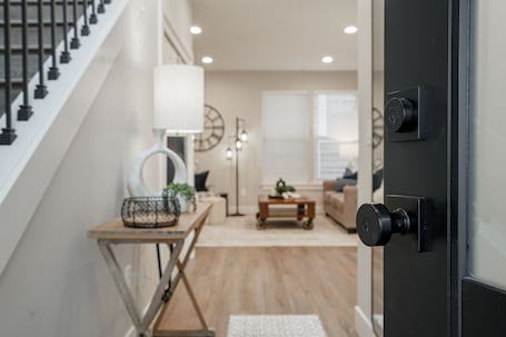 Interior. New 2 Bd Luxury Townhouse- King Bed, Downtown, near Hospital, Close to Wineries