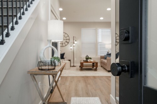 New 2 Bd Luxury Townhouse- King Bed, Downtown, near Hospital, Close to Wineries