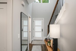 Interior - New 2 Bd Luxury Townhouse- King Bed, Downtown, near Hospital, Close to Wineries (Salem)
