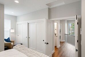 2 chambres, bureau, fer et planche à repasser, lit parapluie