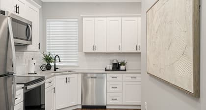 New 2 Bd Luxury Townhouse- King Bed, Downtown, near Hospital, Close to Wineries