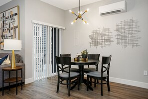 Dining - New 2 Bd Luxury Townhouse- King Bed, Downtown, near Hospital, Close to Wineries (Salem)
