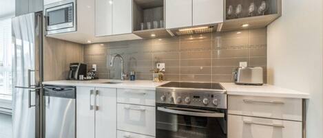 Køleskab, mikrobølgeovn, ovn, kogeplade