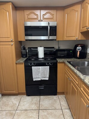 Fridge, microwave, coffee/tea maker, toaster - Charming 1-bedroom condo with WiFi and AC in brilliant Miami (Miami)