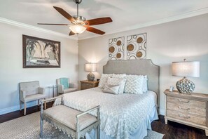 5 Schlafzimmer, Schreibtisch, Bügeleisen/Bügelbrett, Reisekinderbett