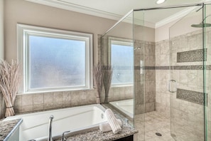 シャワー、ヘアドライヤー、タオル