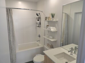 吹风机、坐浴桶、毛巾、肥皂