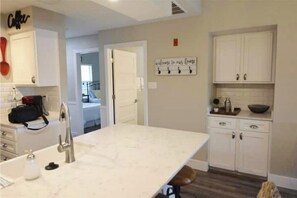 Fridge, microwave, oven, stovetop - Sunset Paradise on Lake Travis

 (Lago Vista)