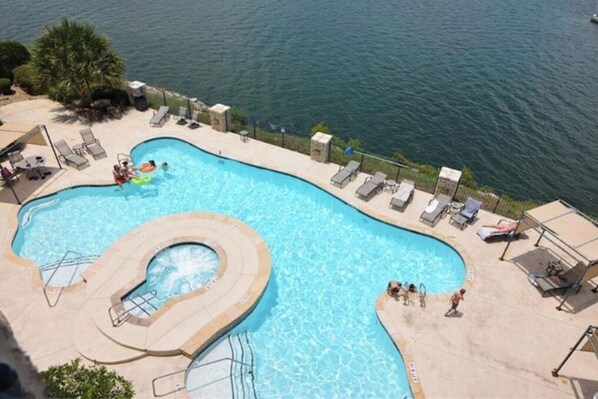 Una piscina techada, una piscina al aire libre