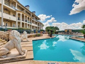 Indoor pool, outdoor pool - Sunset Paradise on Lake Travis

 (Lago Vista)