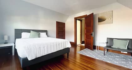 Cozy 2-bedroom apartment in charming Dedham - Legacy Mall with WiFi