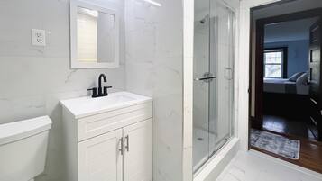 Dusche, Haartrockner, Handtücher, Seife