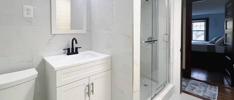 淋浴设施、吹风机、毛巾、肥皂