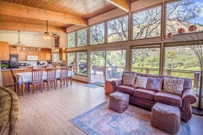 Smart-TV, Kamin, DVD-Player, Bücher