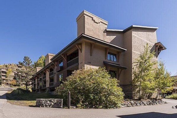 Un hotel de varios pisos con fachada de piedra y balcones.