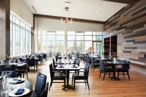 Dining - Mountain Getaway in Canmore! Sleeps 6 - Pool & Hottub (Canmore)