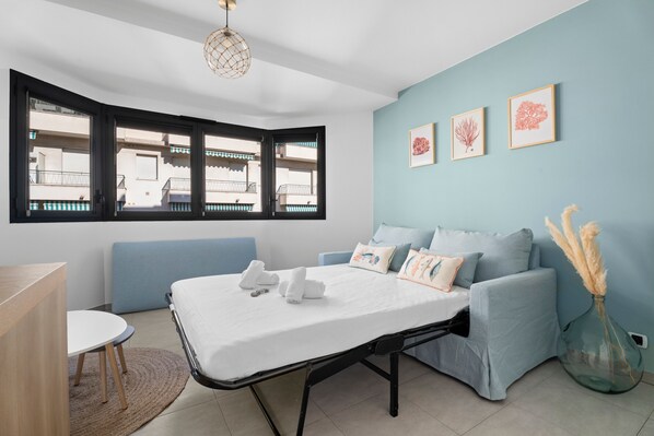 Tabla de planchar con plancha, wifi y ropa de cama 