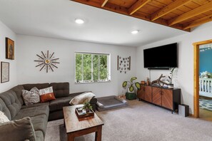 Smart-TV, peis, bordtennis og bøker