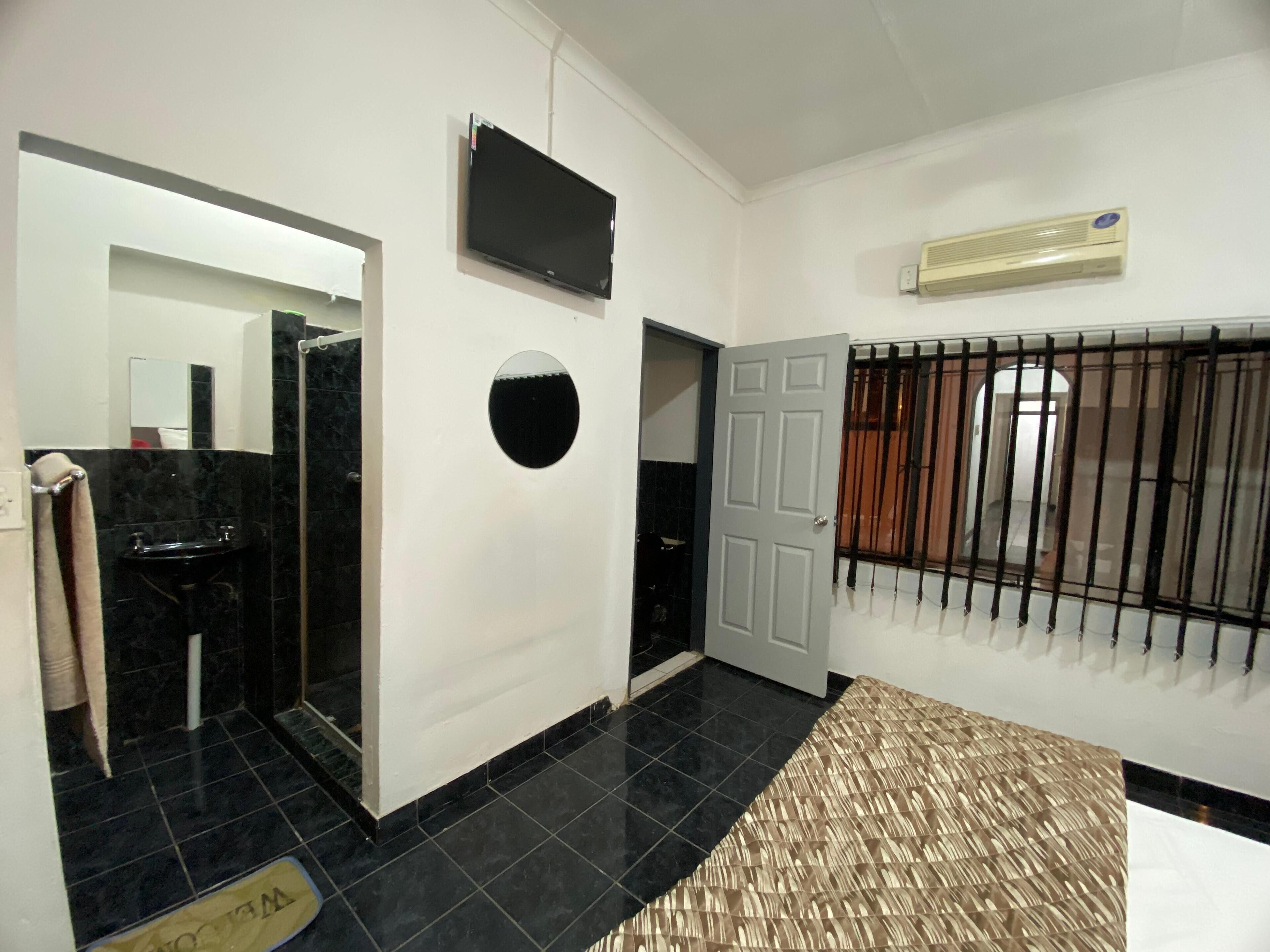 Comfort Single Room | Bathroom | Towels, toilet paper