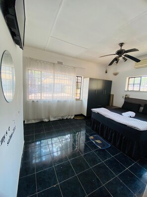 Habitación familiar doble | Espacio para trabajar con un portátil