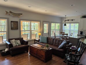 Living area - 3 bedroom house on the river in Sparta, TN close to many waterfalls (Sparta)