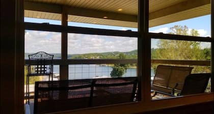 Lakefront Lodge on Table Rock Short Commute to Branson & Shows 6bedrooms/4+baths
