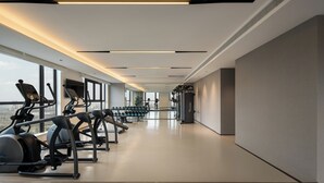 Een moderne sportschool met loopbanden, crosstrainers en gewicht rekken.