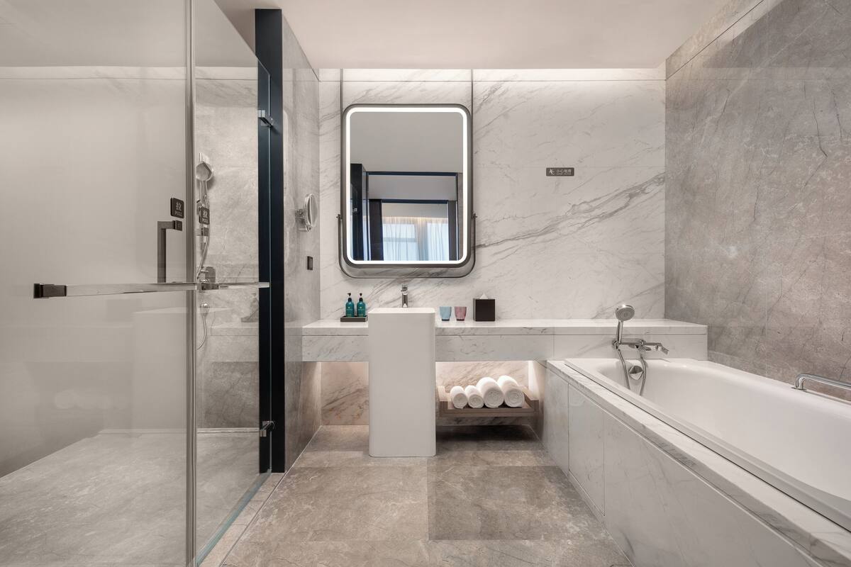 Suite, 1 soverom | Bad | Regndusjhode, designertoalettartikler, hårføner og badekåper