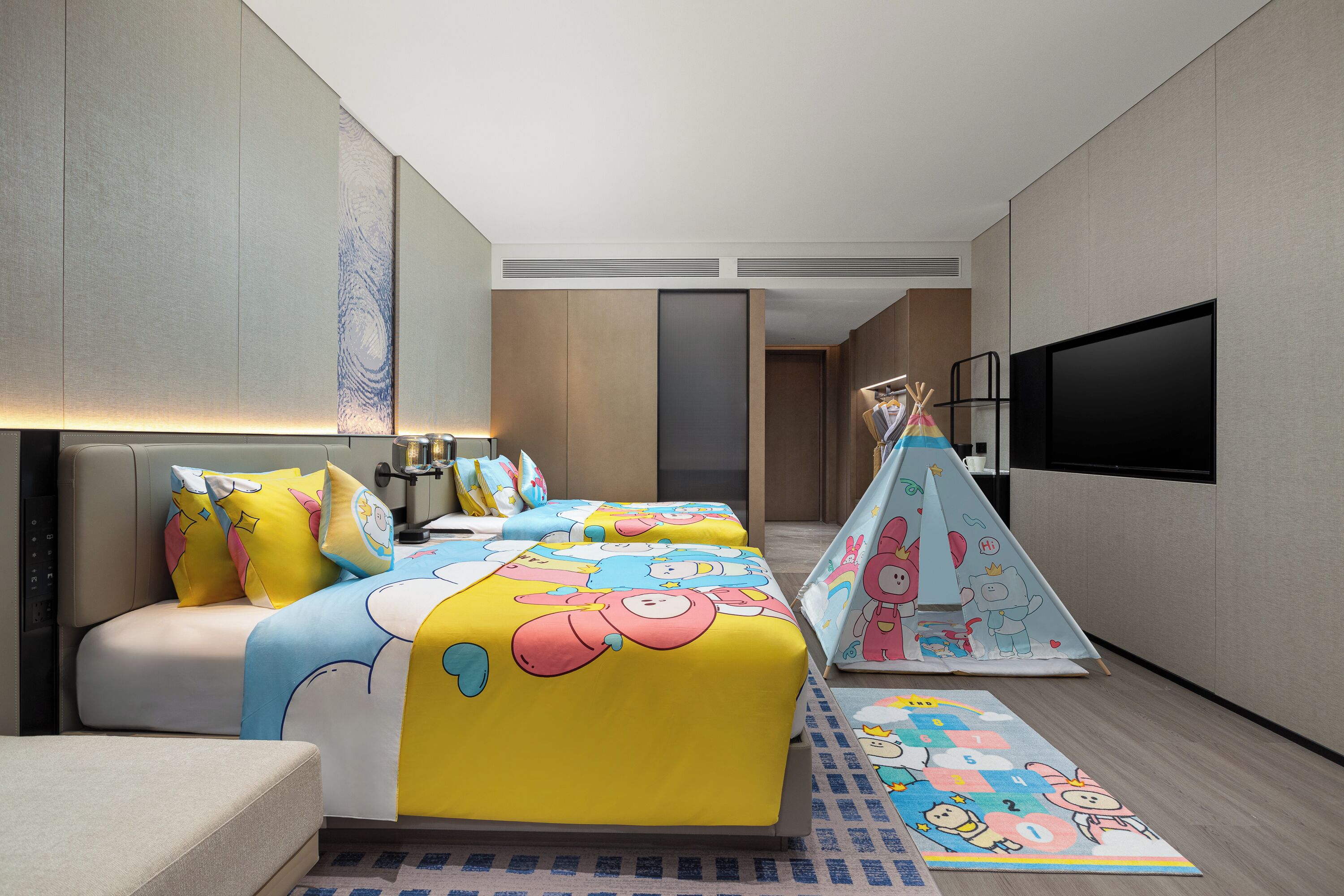 Habitación de hotel con dos camas, televisor y una tienda de campaña.