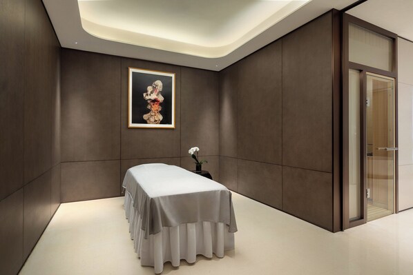 A modern room with a long table, a framed artwork on the wall, and a vase with a flower. - Crowne Plaza Jingmen by IHG (Jingmen)