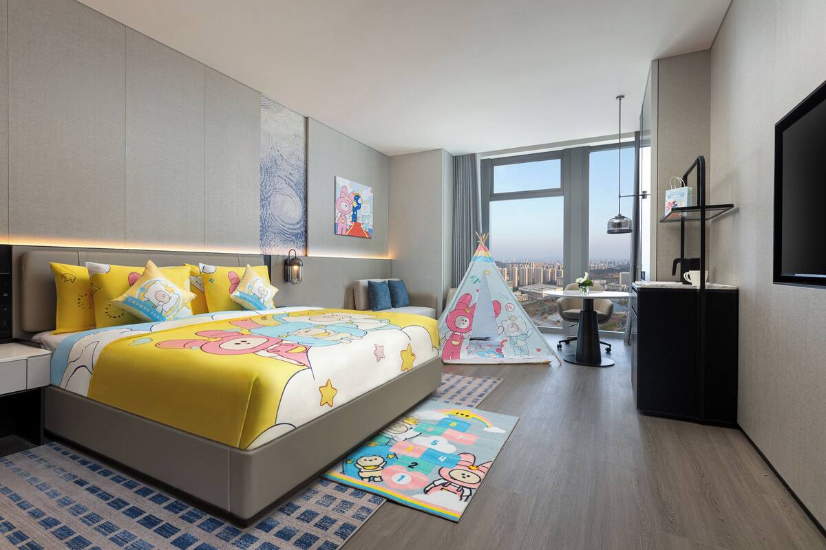 Standard Room, 1 King Bed (Crowne Family Kids Theme) | Premium bedding, memory-foam beds, desk, laptop workspace