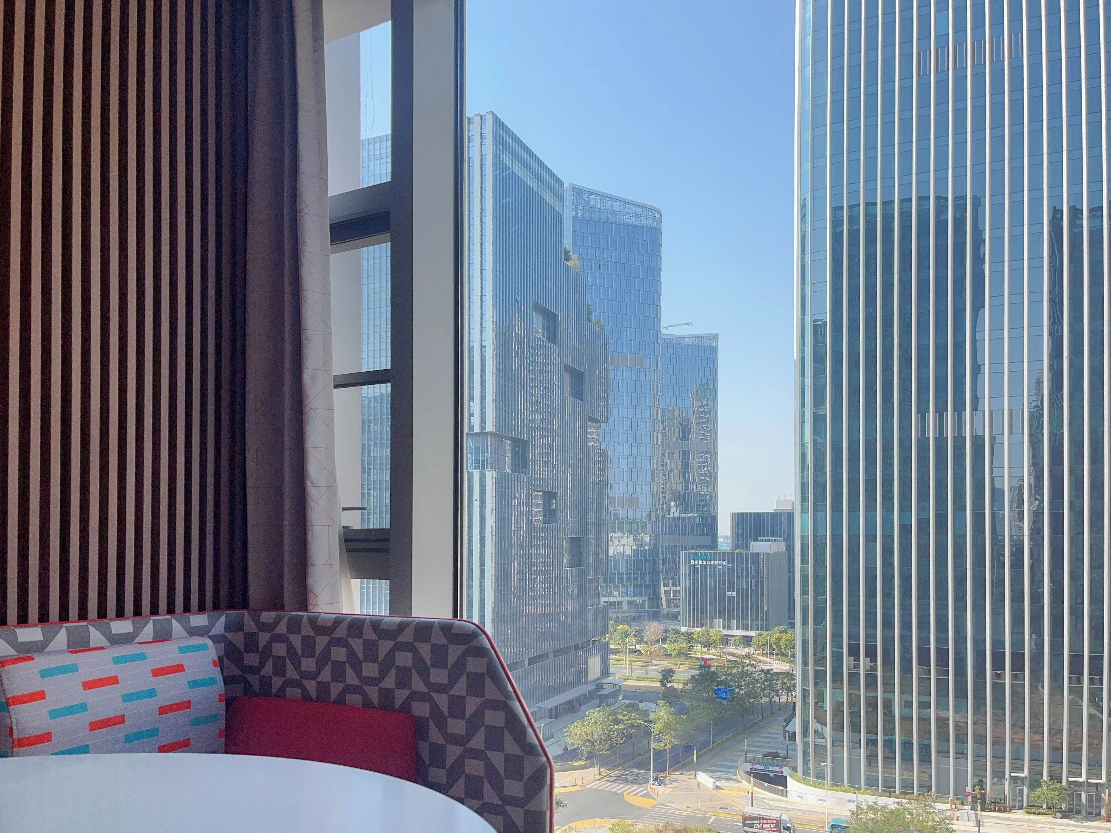 高級寝具、羽毛の掛け布団、ノートパソコン用作業スペース、防音設備