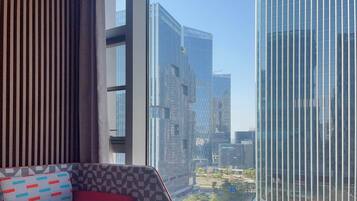 Seprai premium, selimut bulu angsa, dan ruang kerja ramah laptop